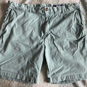 Vineyard Vines Green Shorts Size 40